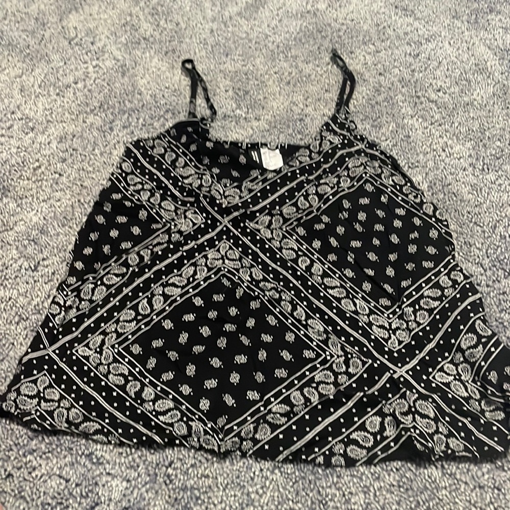 Black geometric tank top